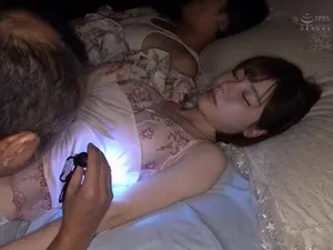 Một người nổi tiếng nhỏ trên internet trên một nền tảng âm thanh nào đó, đeo mặt nạ vì sợ bị nhận ra