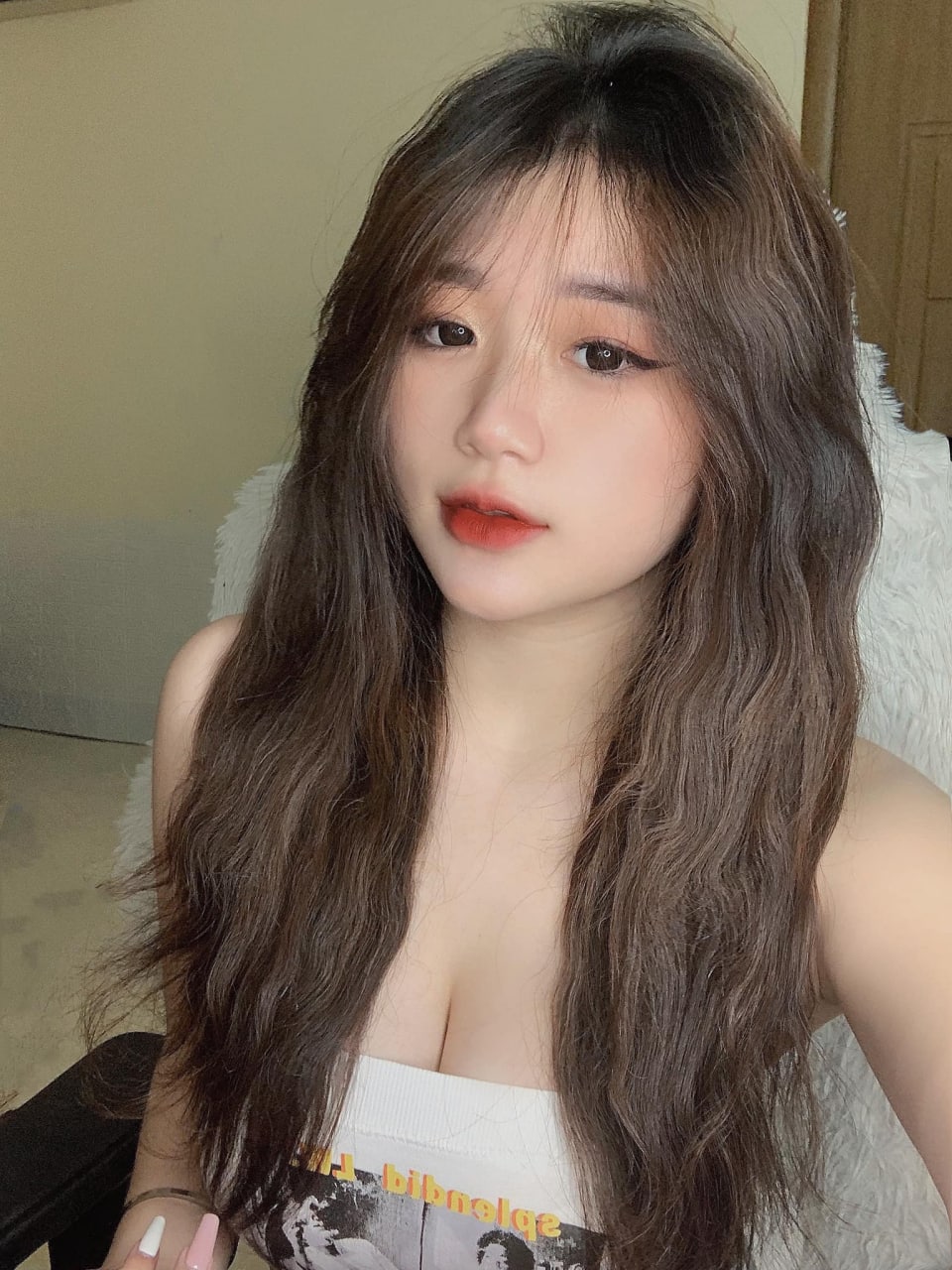 Anh nhân viên vừa gọi người vợ vừa nắc nữ trưởng phòng dâm đãng